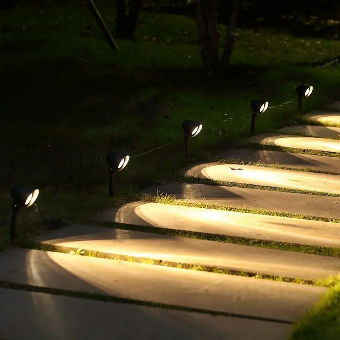 Starlux LED-Gartenspot-Set Bari - 4 W, IP44, Schwarz - Gartenweg mit LED-Strahlern. Die Strahler beleuchten den Weg und sorgen für Sicherheit.