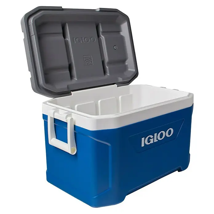 Igloo Kühlbox Latitude - 49 l, L x B x H: 63,4 x 37,1 x 38,6 cm, Blau/Grau - Blauer und weißer Igloo Kühler mit weißen Griffen und offenem grauem Deckel, bereit zum Gebrauch.