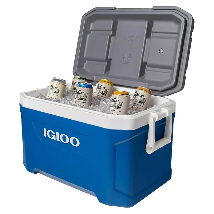 Igloo Kühlbox Latitude - 49 l, L x B x H: 63,4 x 37,1 x 38,6 cm, Blau/Grau - Blauer und weißer Igloo Kühler mit offenem Deckel, gefüllt mit Eis und mehreren Igloo Dosen.