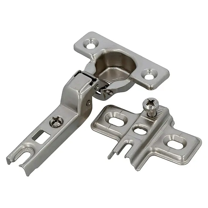 Topfscharnier - Mittelanschlag, Öffnungswinkel: 92 ° - Nahaufnahme eines Schrankscharniers aus Metall mit Montageplatte, ideal für Möbelreparaturen und -anpassungen.