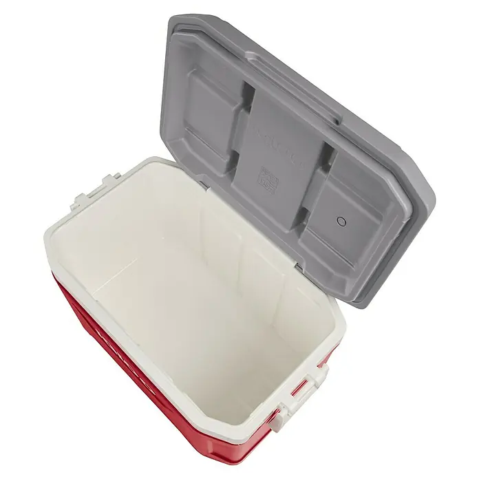Igloo Kühlbox Latitude - 49 l, L x B x H: 63,4 x 37,1 x 38,6 cm, Rot/Grau - Offene rot-weiße Igloo-Kühlbox mit grauem Deckel, die ihren geräumigen weißen Innenraum zeigt.