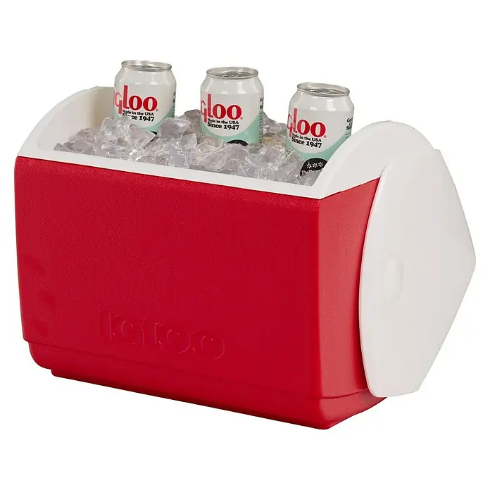 Igloo Kühlbox - 15 l, L x B x H: 40,3 x 25,9 x 37,8 cm, Rot/Weiß - Rot-weiße Igloo-Kühlbox, gefüllt mit Eis und drei Dosen der Marke Igloo, die Getränke kühl hält.