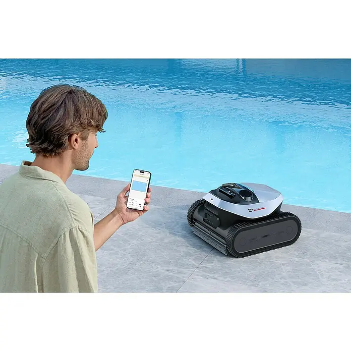 Dreame Poolroboter Z1 - Akkubetrieben, Passend für: Pools bis 180 m² Grundfläche, Filterleistung: 30.000 l/h - Ein Mann steuert einen silber-schwarzen Roboter-Poolreiniger per Smartphone-App am Pool.