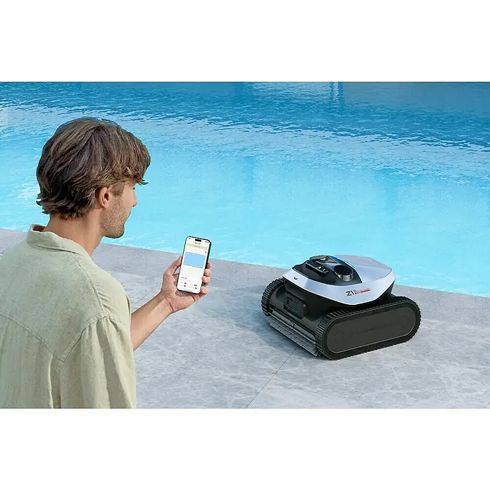 Dreame Poolroboter Z1 Pro - Akkubetrieben, Passend für: Pools bis 200 m² Grundfläche, Filterleistung: 30.000 l/h - Silber-schwarzer Roboter-Poolreiniger am Pool. Eine Person überwacht ihn per Smartphone.