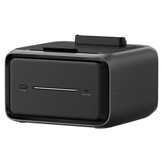 EcoFlow Estación de energía portátil River 3 Plus - 572 Wh, Negro - Vista detallada de un cargador negro con puerto USB-C. El cargador es compacto y tiene un interruptor de encendido/apagado.