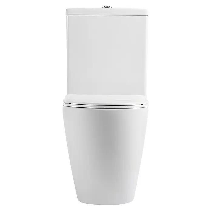 Artysan Pack de WC Inter 3 - Sin borde de descarga, Salida dual, Blanco - Un primer plano de un inodoro blanco con cisterna sobre un fondo negro, que muestra un diseño elegante y moderno.