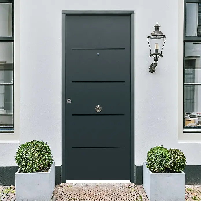 THT Puerta de entrada exterior Saga 100 - Derecha, 90 x 210 cm, Antracita - Moderna puerta de entrada en gris antracita con líneas horizontales, manija elegante y mirilla integrada. Iluminación decorativa y plantas.