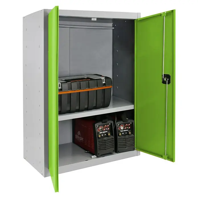 Simonrack Simonlocker Armario multiusos metálico Multi Professional Desmontado - L x An x Al: 40 x 80 x 90 cm, Gris/Verde, Número de baldas: 1 ud. - Un armario de herramientas gris con puertas verdes, lleno de herramientas y equipos. Ofrece un espacio de almacenamiento práctico para cualquier taller.