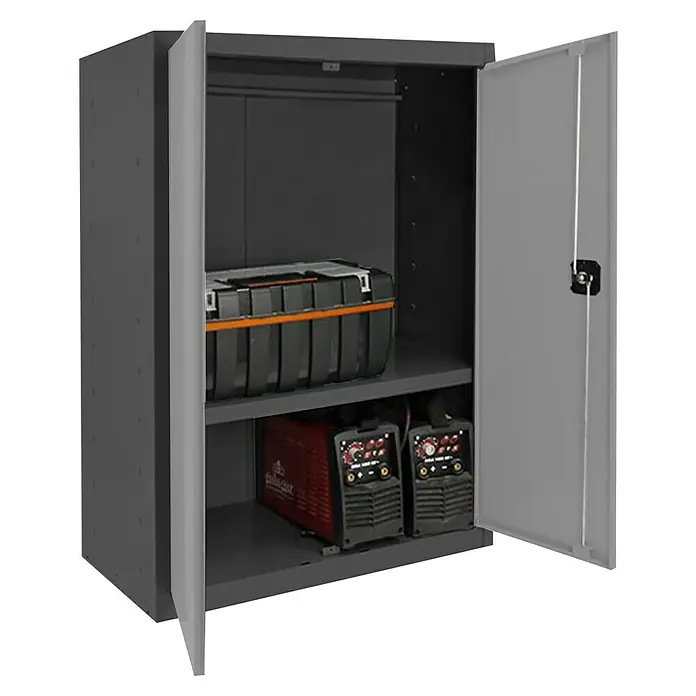 Simonrack Simonlocker Armario multiusos metálico Multi Professional Desmontado - L x An x Al: 40 x 80 x 90 cm, Antracita/Gris, Número de baldas: 1 ud. - Un armario de almacenamiento gris que contiene herramientas, incluyendo una caja de herramientas y dos máquinas de soldar. Abierto.