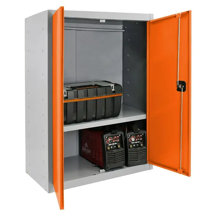 Simonrack Simonlocker Armario multiusos metálico Multi Professional Desmontado - L x An x Al: 40 x 80 x 90 cm, Gris/Naranja, Número de baldas: 1 ud. - Imagen de un armario de herramientas con puertas naranja. El armario contiene varias herramientas para diferentes usos.