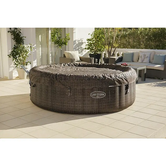 Bestway Lay-Z-Spa Mobil-Whirlpool Bali - Ø x H: 216 x 71 cm, Braun, 1.260 l - Ein Lay-Z-Spa Whirlpool in Rattan-Optik mit Abdeckung auf einer gefliesten Terrasse. Ideal zum Entspannen im Freien.