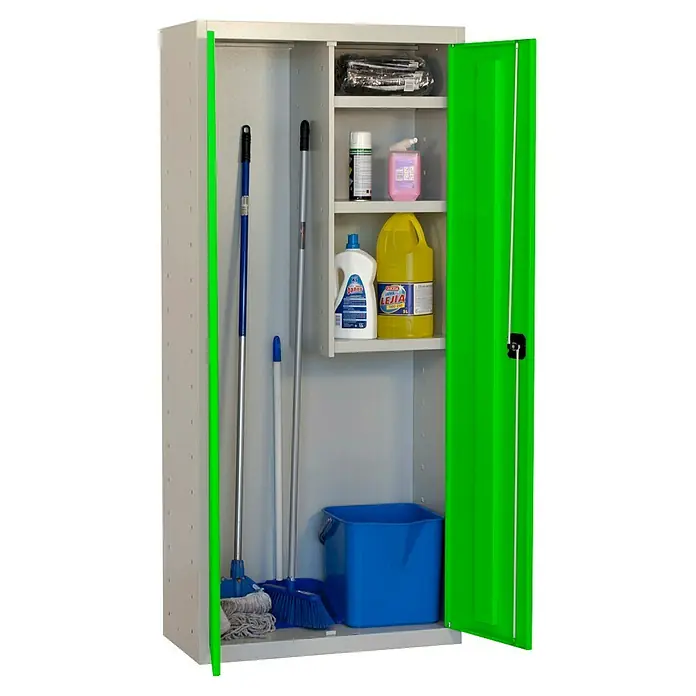 Simonrack Simonlocker Armario multiusos metálico Cleaning Desmontado - L x An x Al: 40 x 60 x 180 cm, Número de puertas: 2 ud., Gris/Verde - Imagen de un armario de limpieza abierto con suministros, fregonas y un cubo, resaltado por un contorno verde para la identificación del producto.