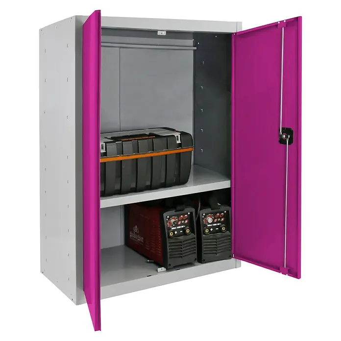 Simonrack Simonlocker Armario multiusos metálico Multi Professional Desmontado - L x An x Al: 40 x 80 x 90 cm, Gris/Rosa, Número de baldas: 1 ud. - Un armario de herramientas de dos estantes, lleno de equipos. Las puertas están abiertas y son de un color rosa llamativo.