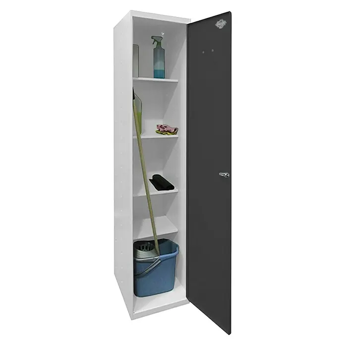 Simonrack Simonlocker Armario multiusos metálico Cleaning Desmontada - L x An x Al: 40 x 40 x 180 cm, Número de puertas: 1 ud., Blanco/Antracita - Un armario de limpieza blanco abierto con varios utensilios de limpieza como cubo, fregona, pulverizador y trapos.