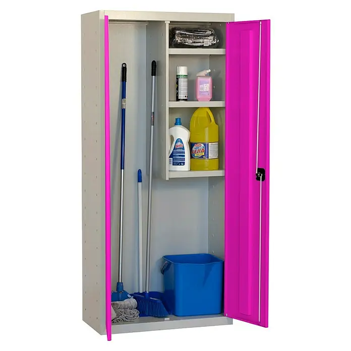 Simonrack Simonlocker Armario multiusos metálico Cleaning Desmontado - L x An x Al: 40 x 60 x 180 cm, Número de puertas: 2 ud., Gris/Rosa - Imagen de un armario de limpieza, provisto de artículos de limpieza como una fregona, escoba, cubo y botellas de limpieza.
