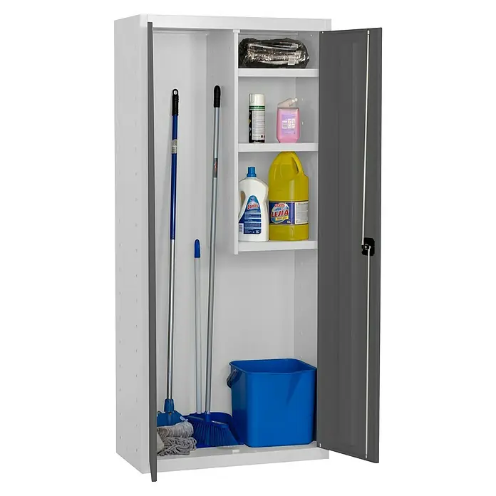Simonrack Simonlocker Armario multiusos metálico Cleaning Desmontado - L x An x Al: 40 x 80 x 180 cm, Número de puertas: 2 ud., Blanco/Antracita - Un armario de limpieza gris abierto, provisto de diversos productos de limpieza, una fregona, escoba y un cubo azul.