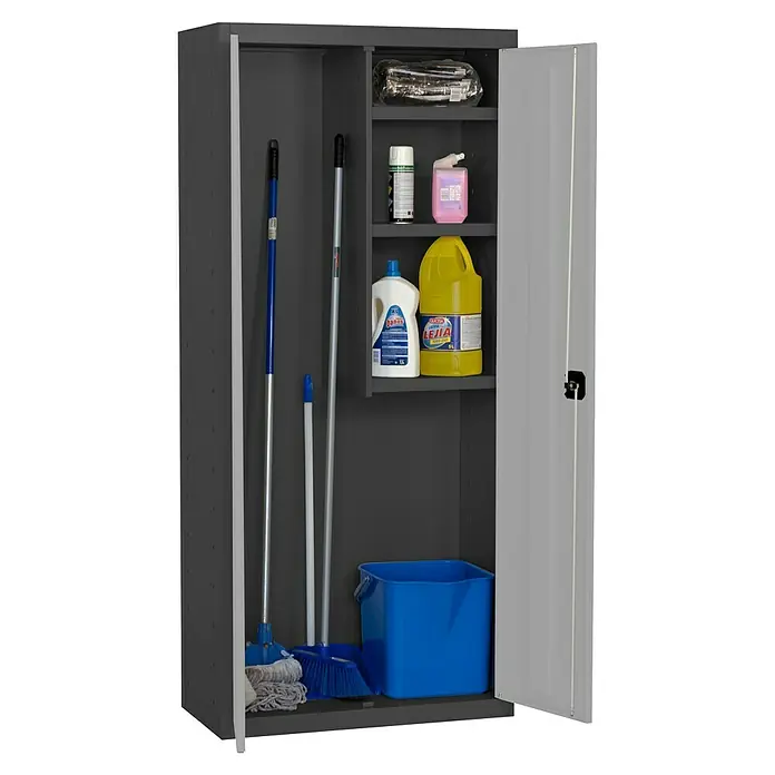 Simonrack Simonlocker Armario multiusos metálico Cleaning Desmontado - L x An x Al: 40 x 80 x 180 cm, Número de puertas: 2 ud., Antracita/Gris - Un armario de limpieza abierto, lleno de detergentes, fregonas y un cubo azul, ofrece una solución práctica para guardar los productos de limpieza.