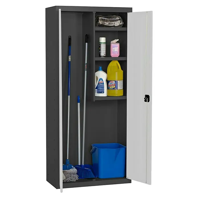 Simonrack Simonlocker Armario multiusos metálico Cleaning Desmontado - L x An x Al: 40 x 80 x 180 cm, Número de puertas: 2 ud., Antracita/Blanco - Imagen de un armario de limpieza gris con estantes, productos de limpieza, un cubo y diversas herramientas de limpieza bien ordenadas.