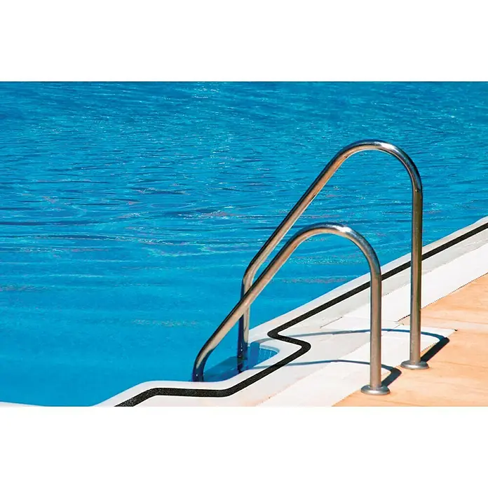 Tesa Cinta antideslizante - Negro, 5 m x 25 mm - Primer plano de una escalera de piscina de acero inoxidable que conduce al agua azul clara, acceso seguro.