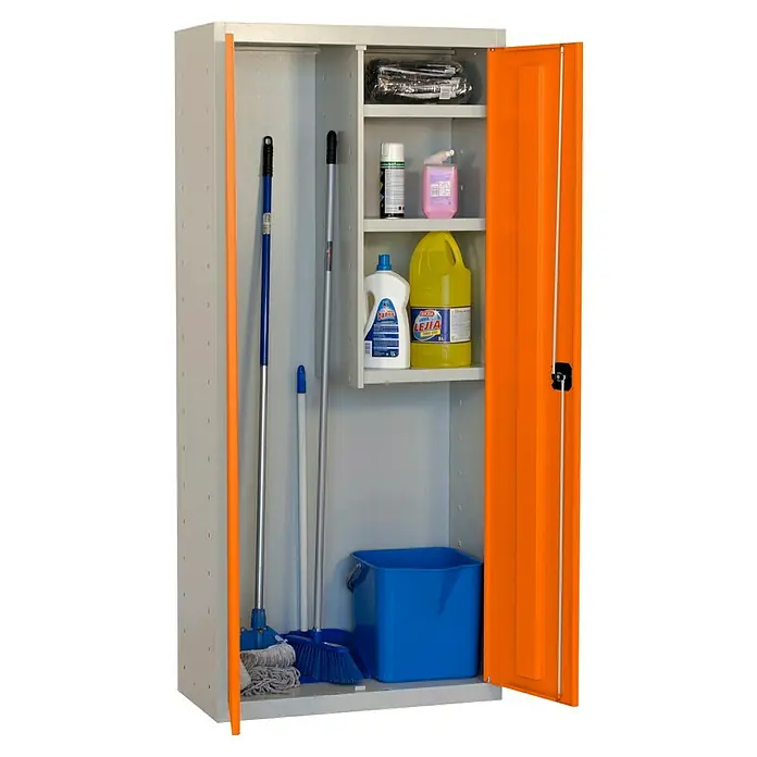 Simonrack Simonlocker Armario multiusos metálico Cleaning Desmontado - L x An x Al: 40 x 60 x 180 cm, Número de puertas: 2 ud., Gris/Naranja - Un armario de limpieza abierto con detergentes, fregona, escoba y cubo. Almacenamiento práctico para productos de limpieza en el hogar y el comercio.