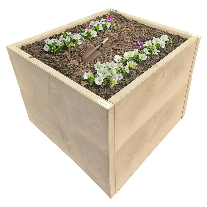 Diephaus Hochbeet - 110 x 100 x 80 cm, Beton, Grau - Heller beigefarbener Beton-Pflanzkasten, gefüllt mit dunkler Erde, blühenden weißen und lila Blumen und einer kleinen Schaufel.