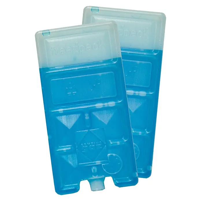 Coleman Kühlakku Freeze Pack M5 - 2 Stk., L x B x H: 150 x 76 x 48 mm - Zwei blaue Kühlakkus der Marke "freezpack" liegen übereinander. Ideal für den Transport von Lebensmitteln und Getränken, um diese kühl zu halten.