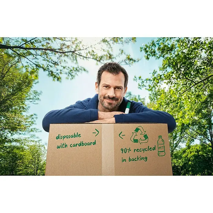 Tesa Pack Paketklebeband Eco & Ultra Strong - Transparent, L x B: 66 m x 50 mm - Ein Mann mit einem Karton, der mit umweltfreundlichen Botschaften wie "90% recycelt" und "mit Pappe entsorgbar" beschriftet ist.