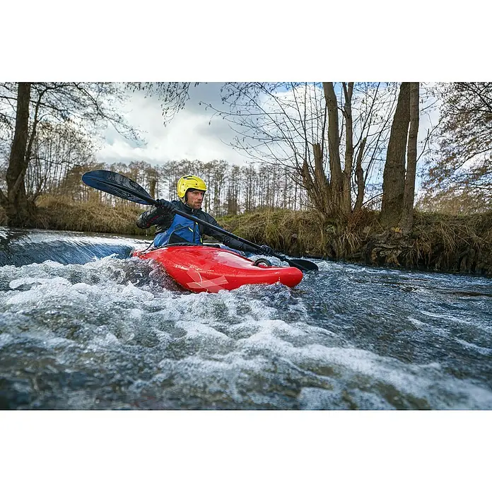 Tesa Ultra Power Reparaturband Under Water - 1,5 m x 50 mm, Transparent - Rotes Kajak wird von einer Person auf einem Fluss durch Wildwasser gepaddelt.