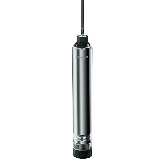 Gardena Tiefbrunnenpumpe 5500/5 Inox - 850 W, 5.500 l/h, Edelstahl - Das Bild zeigt eine Gardena Tiefbrunnenpumpe aus Edelstahl mit Kabel. Ideal für die Bewässerung aus Brunnen und Zisternen.