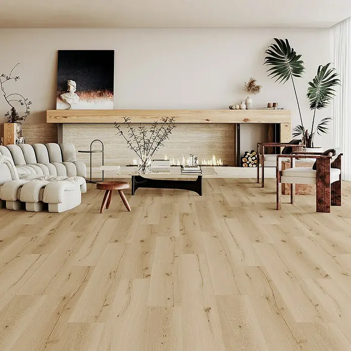 Vinylboden Rigid - Eiche Broendby, Landhausdiele, 1.220 x 229 x 4 mm - Helle Holzböden in einem Wohnzimmer mit modernem Kamin und stilvollen Möbeln. Die Dielen verleihen dem Raum Wärme und Eleganz.