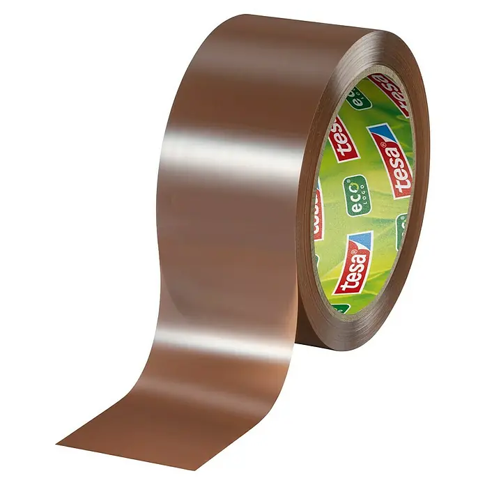 Tesa Pack Paketklebeband Eco & Ultra Strong - Braun, L x B: 66 m x 50 mm - Nahaufnahme einer Rolle braunes Tesa-Packband Eco Logo, ideal zum Verpacken und Verschließen von Paketen.
