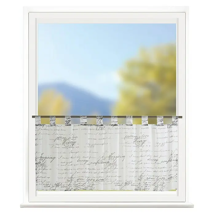 Elbersdrucke Bistrogardine Loveletter - Weiß/Grau, 100% Polyester - Fensterblick mit einer weißen Gardine, die mit einem romantischen, handschriftlichen Muster versehen ist.