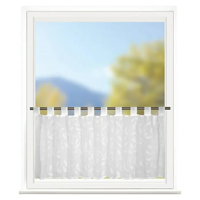 Elbersdrucke Bistrogardine Willow - B x H: 140 x 48 cm, 100 % Polyester, Weiß - Das Bild zeigt eine weiße, transparente Scheibengardine mit zartem Blattmuster vor einem Fenster, die eine helle, luftige Atmosphäre schafft.