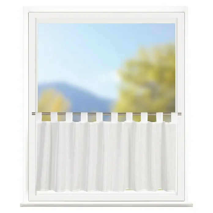 Elbersdrucke Bistrogardine Effecto - Weiß, 140 x 48 cm, 100 % Polyester - Nahaufnahme eines weißen Küchenfensters mit Gardinenstange und weißen Stoffgardinen, die das untere Drittel des Fensters bedecken.
