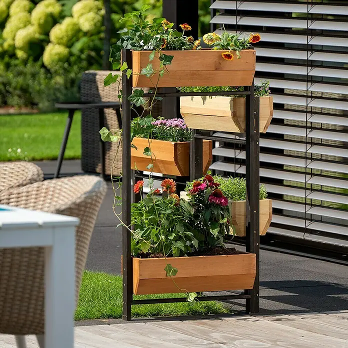 Dobar Hochbeet Flexi - L x B x H: 165 x 18 x 105 cm, Holz, Schwarz, Braun, Natur - Vertikaler Pflanzkasten mit Holzbehältern und Pflanzen auf einer Terrasse, ideal für kleine Gärten oder Balkone.