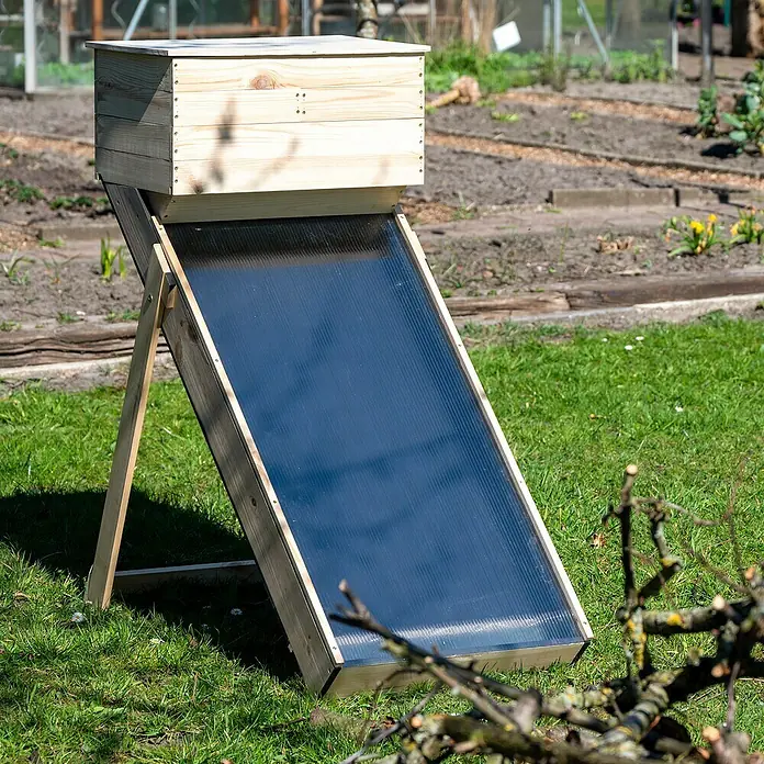 Dobar Dörrschrank Solar - Außenmaß (L x B x H): 102,5 x 52,5 x 98 cm, Holz, Hellbraun - Holzkonstruktion mit Solarpaneel und Holzbox für den Garten. Zum Erwärmen von Wasser oder Luft für Gewächshäuser.