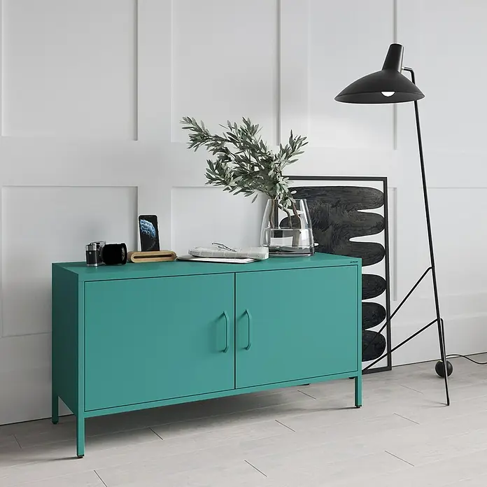 Jan Nowak TV-Schrank Rosa - H x B x T: 59,5 x 115 x 40 cm, Meeresgrün - Türkiser zweitüriger Schrank mit kurzen Beinen, als Beistelltisch in einem modernen Raum genutzt, mit Dekoartikeln.