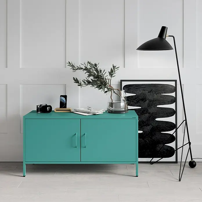 Jan Nowak TV-Schrank Rosa - H x B x T: 59,5 x 115 x 40 cm, Meeresgrün - Ein türkisfarbener Metallschrank mit zwei Türen, der als Beistelltisch in einem modernen Wohnraum dient.