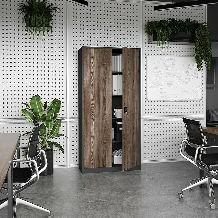 Jan Nowak Aktenschrank Jan - B x T x H: 90 x 40 x 185 cm, Anthrazit/Nussbaum - Zweitüriger Büroschrank in dunkler Holzoptik mit grauem Rahmen, teils geöffnet in einem modernen Büro.