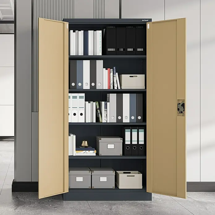 Jan Nowak Aktenschrank Jan - B x T x H: 90 x 40 x 185 cm, Anthrazit/Nussbaum - Dunkelgrauer Metall-Büroschrank mit zwei offenen beigen Türen, gefüllt mit Ordnern und Büchern, in Büroumgebung.