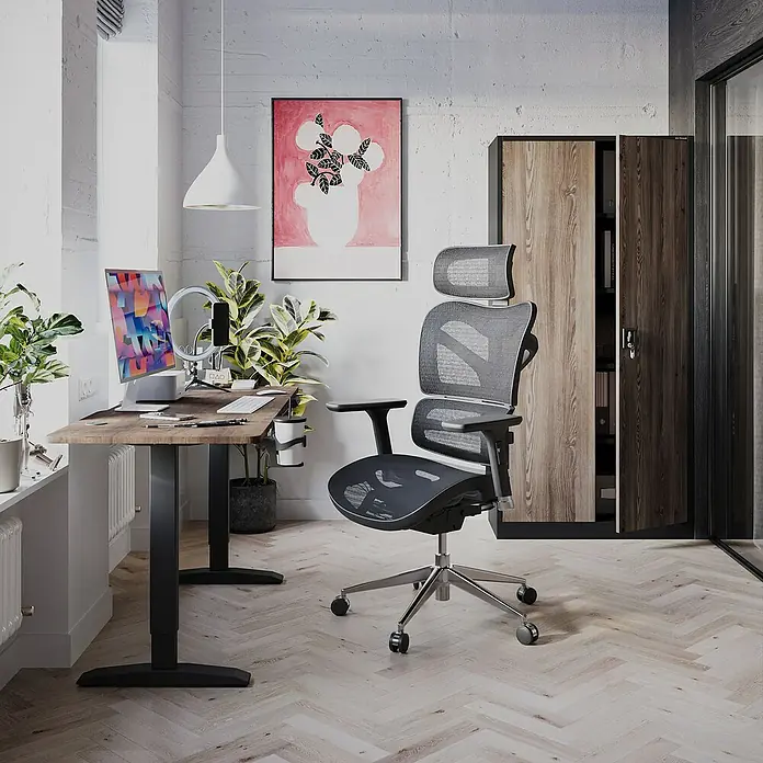 Jan Nowak Aktenschrank Jan - B x T x H: 90 x 40 x 185 cm, Anthrazit/Nussbaum - Ergonomischer Bürostuhl in Grau mit Netzrückenlehne und Sitzfläche, schwarzem Gestell und Chromfuß in einem modernen Büro.