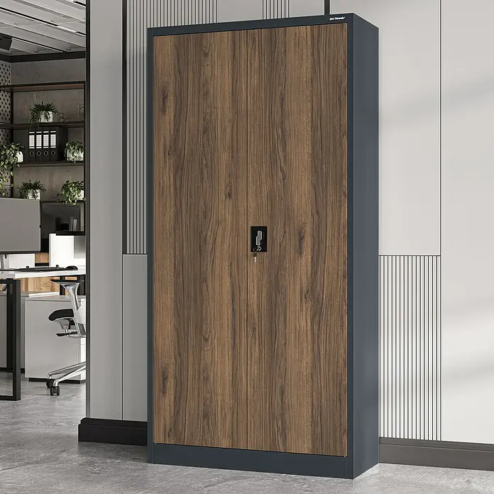Jan Nowak Aktenschrank Jan - B x T x H: 90 x 40 x 185 cm, Anthrazit/Nussbaum - Dunkelgrauer Metall-Büroschrank mit zwei Holztüren in Walnuss-Optik und Schloss, in einem modernen Büro stehend.