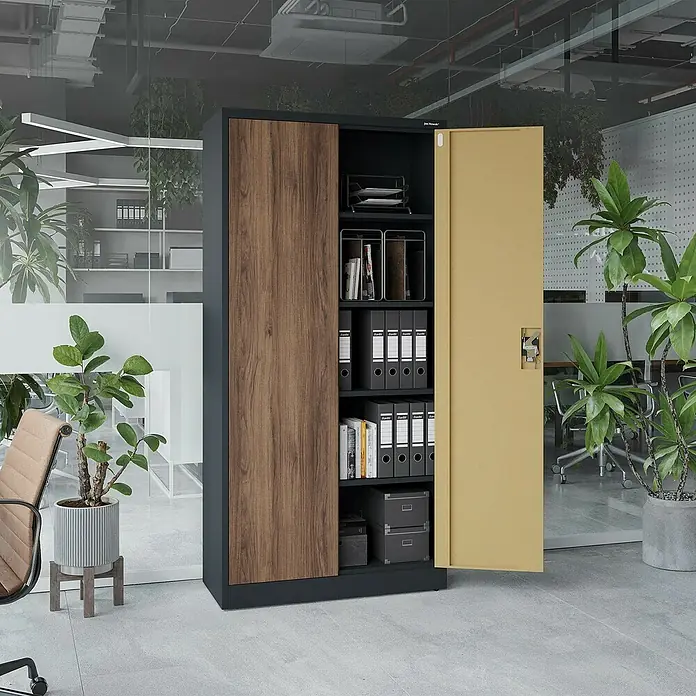 Jan Nowak Aktenschrank Jan - B x T x H: 90 x 40 x 185 cm, Anthrazit/Nussbaum - Büroschrank mit dunkelgrauem Rahmen, einer Holzschiebetür und einer geöffneten gelben Tür mit Akten.
