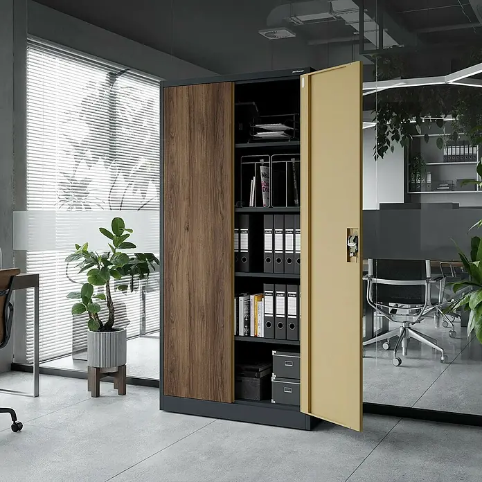 Jan Nowak Aktenschrank Jan - B x T x H: 90 x 40 x 185 cm, Anthrazit/Nussbaum - Zweifarbiger Büroschrank mit dunkelbraunen und hellbeigen Türen, dunkelgrauem Rahmen, zeigt Ordner und Büromaterial in modernem Büro.