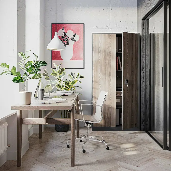 Jan Nowak Aktenschrank Jan - B x T x H: 90 x 40 x 185 cm, Anthrazit/Nussbaum - Modernes Home-Office mit hellem Holzschreibtisch, weißem Drehstuhl und einem zweifarbigen Holzschrank mit offenen Türen.