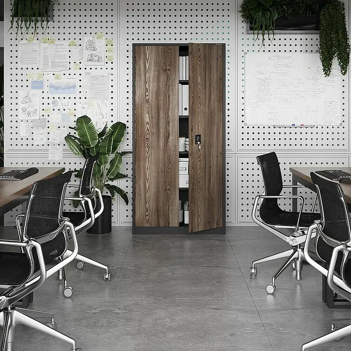 Jan Nowak Aktenschrank Jan - B x T x H: 90 x 40 x 185 cm, Anthrazit/Nussbaum - Dunkler Büroschrank in Holzoptik mit zwei leicht geöffneten Türen, der weiße Ordner im Inneren zeigt, in einem modernen Büro.
