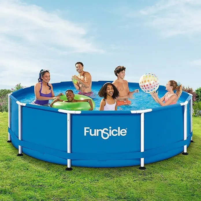 Funsicle Frame-Pool Activity - Ø x H: 366 x 91 cm, Blau, 8.366 l - Eine Gruppe von Menschen genießt einen sonnigen Tag im FunSicle Pool, perfekt für Familienspaß und Abkühlung im Sommer.