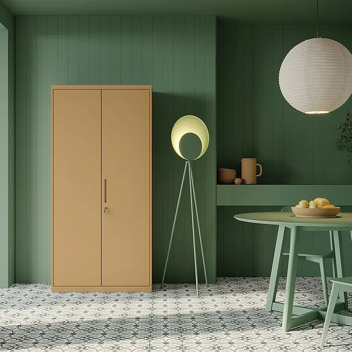 Jan Nowak Aktenschrank Jan - B x T x H: 90 x 40 x 185 cm, Beige - Ein hoher, hellbrauner Metallschrank mit zwei Türen, einem Griff und einem Schlüssel im Schloss, für sichere Aufbewahrung.