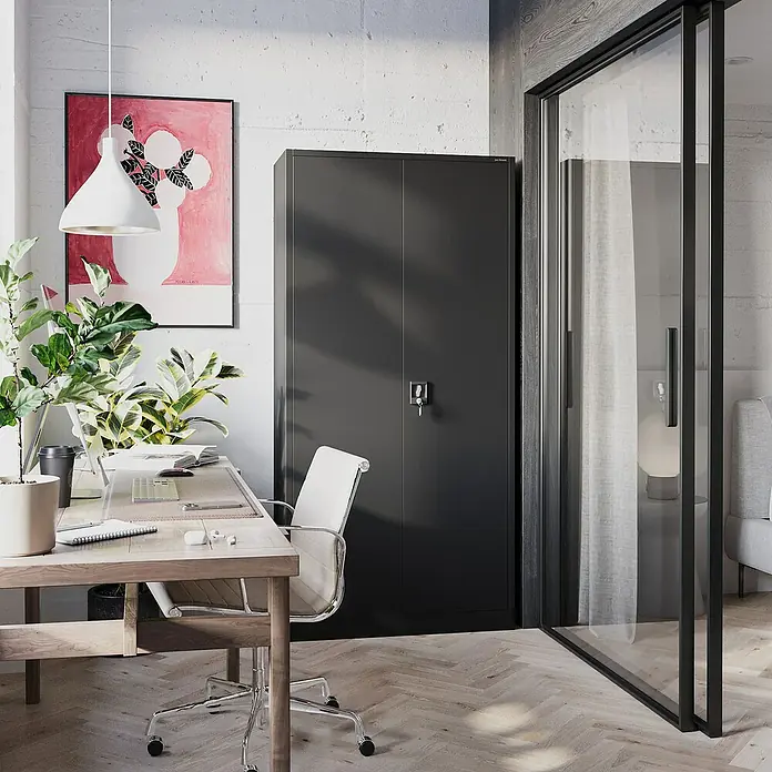 Jan Nowak Aktenschrank Jan - B x T x H: 90 x 40 x 185 cm, Anthrazit - Hoher, dunkelgrauer Metallschrank mit zwei Türen und Schlüsselschloss, integriert in ein modernes Home-Office.