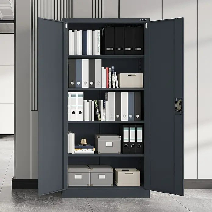 Jan Nowak Aktenschrank Jan - B x T x H: 90 x 40 x 185 cm, Anthrazit - Anthrazitfarbener Metall-Büroschrank mit offenen Türen, Regale voller Akten, Ordner und Aufbewahrungsboxen zeigend.